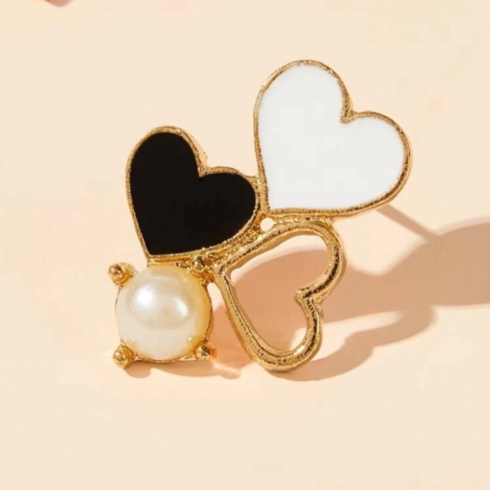 🖤 Faux Pearl Triple Heart Stud Earrings 🖤 - Picture 3 of 3